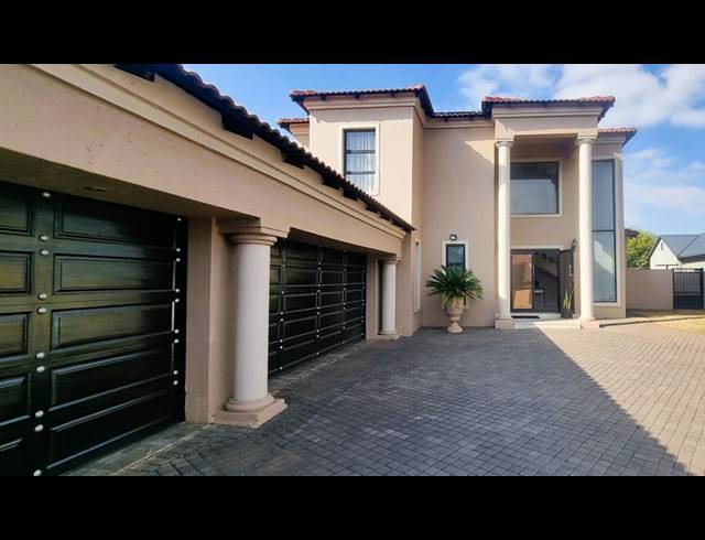 5 BEDROOM HOUSE FOR SALE IN WIERDA CREST ESTATE
